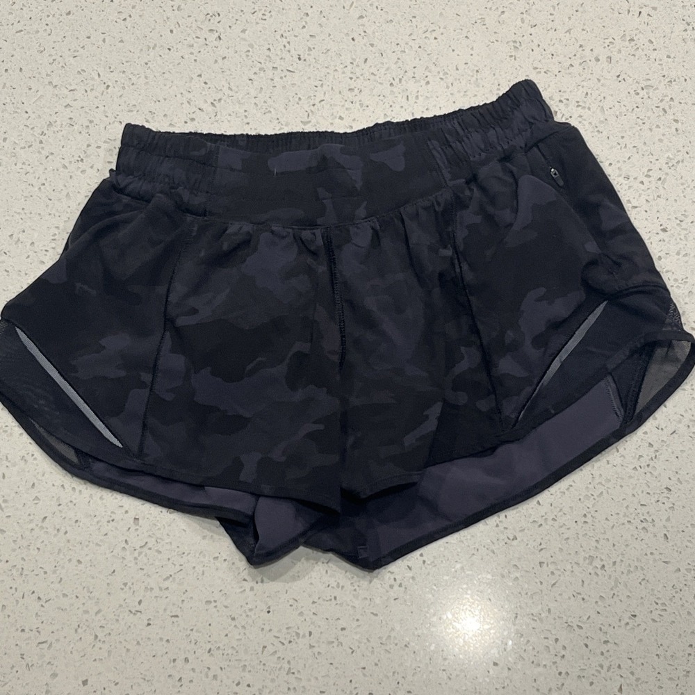 Lululemon Hotty Hot Low-Rise Lined Short 2.5" Black Camo Size 6